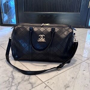 Black weekender duffle with detachable long strap